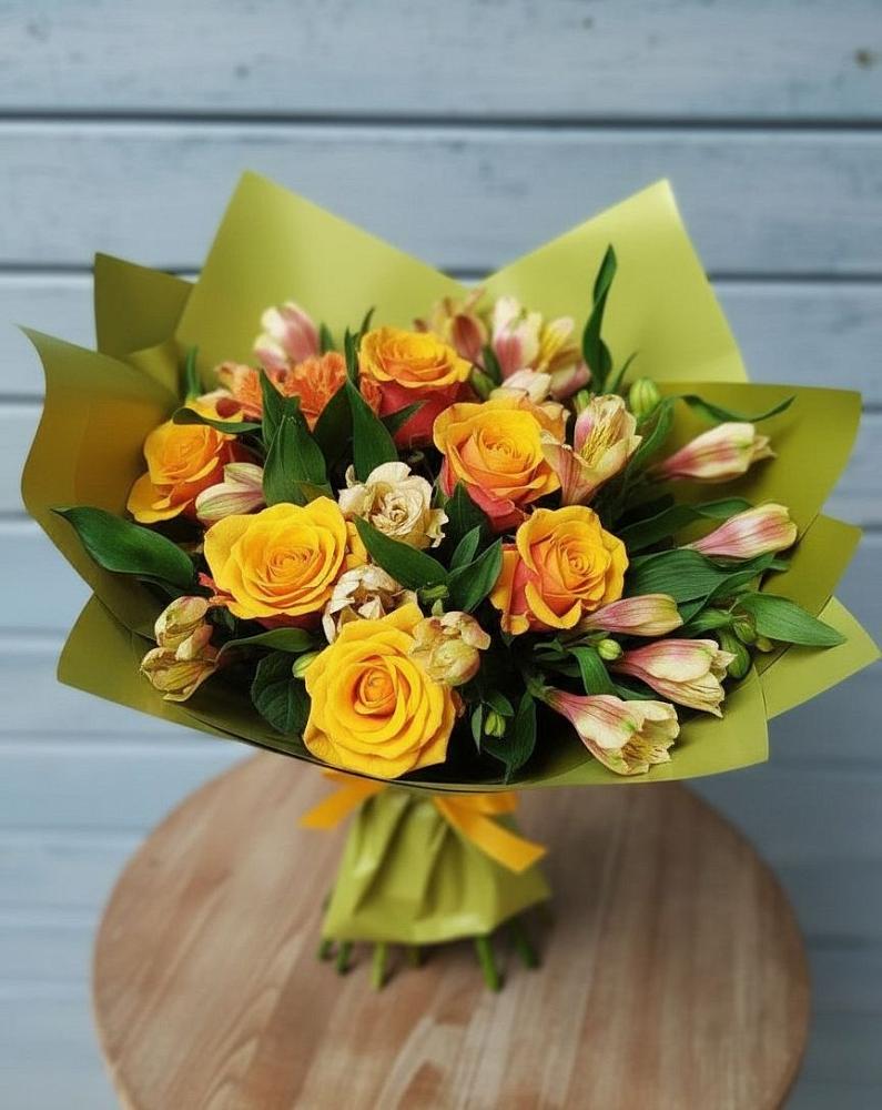 Букет цветов из: Альстромерии и Розы в Змейке
