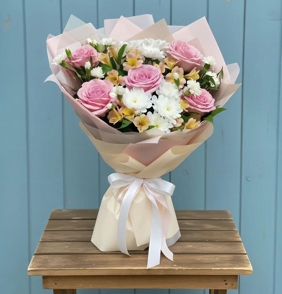 Букет цветов из: Гвоздики, Орхидеи и Розы в Змейке