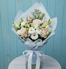 Букет цветов из:  Розы и Лизиантусы в Змейке