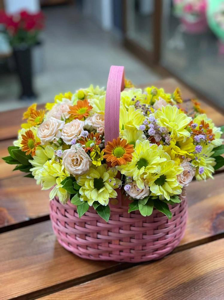 Цветочная композиция из Хризантемы и Розы в корзине в Змейке