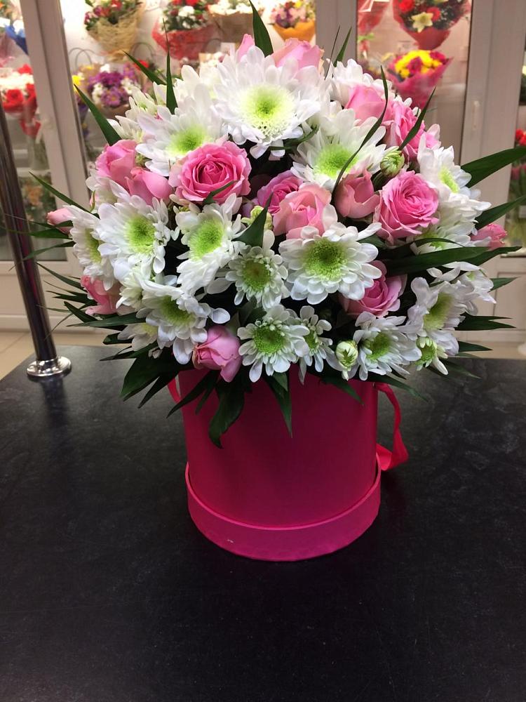 Цветочная композиция из Розы и Хризантемы в шляпной коробке в Змейке