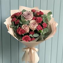 Букет цветов из:  Гвоздики и Розы в Змейке