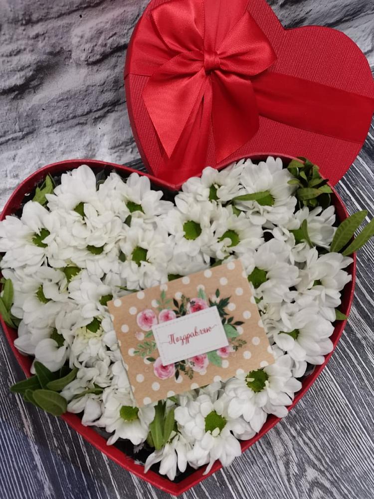 Цветочная композиция из Хризантемы в виде сердца в Змейке