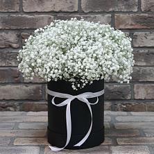 Цветочная композиция из Гипсофила в шляпной коробке в Змейке