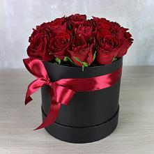 Цветочная композиция из Розы в шляпной коробке в Змейке