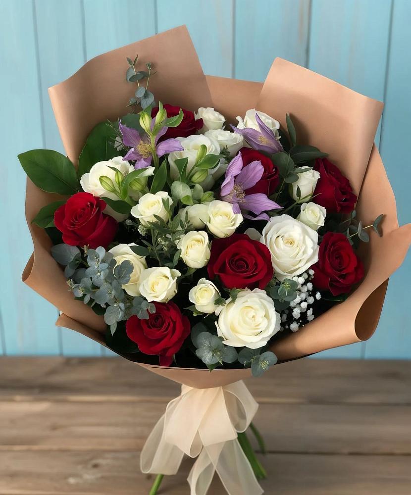 Букет цветов из: Розы и Альстромерии в Змейке