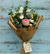 Букет цветов из:  Розы и Лизиантусы #REPLACE_PRED# Змейке