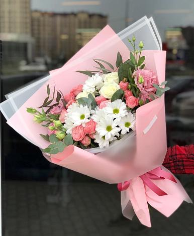 Букет цветов из: Розы, Лизиантусы и Хризантемы в Змейке