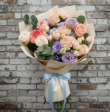 Букет цветов из:  Розы, Лизиантусы и Гвоздики в Змейке