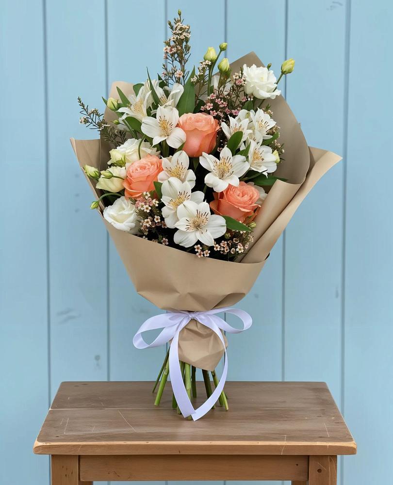 Букет цветов из: Альстромерии, Лизиантусы, Розы и Хризантемы в Змейке