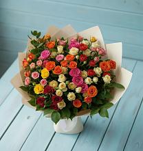 Букет Микс из разноцветных кустовых роз в Змейке