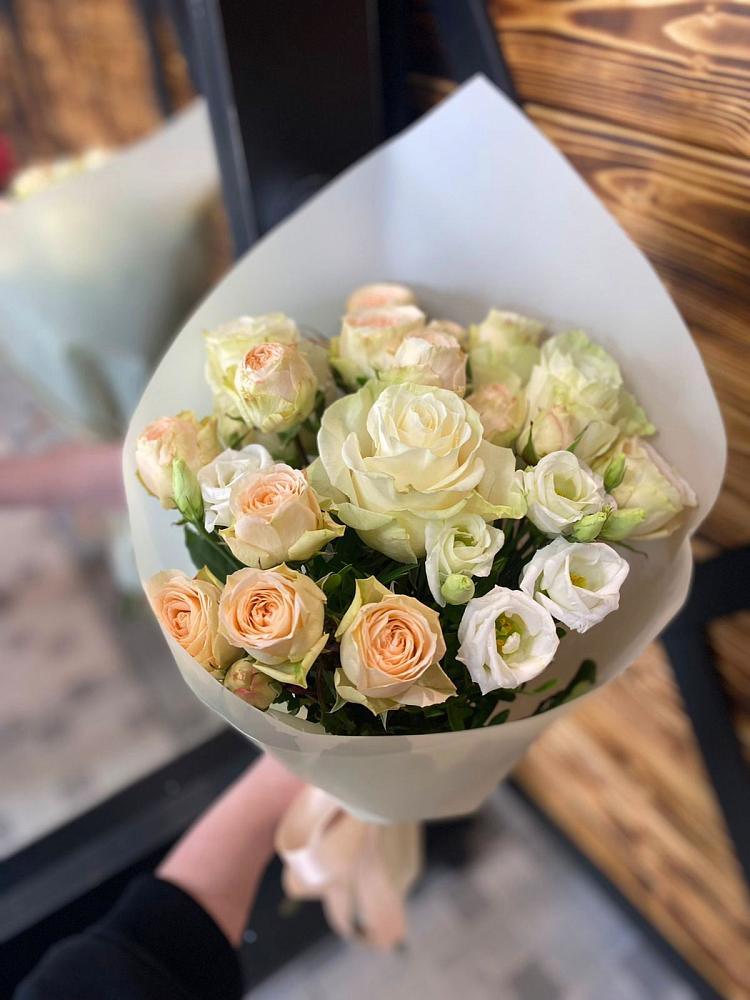 Букет цветов из: Розы и Лизиантусы в Змейке