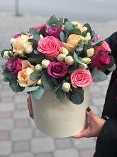 Цветочная композиция из Розы в шляпной коробке в Змейке