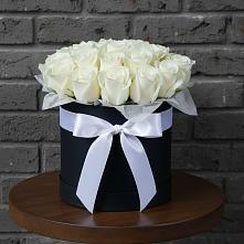 Цветочная композиция из Розы в шляпной коробке в Змейке