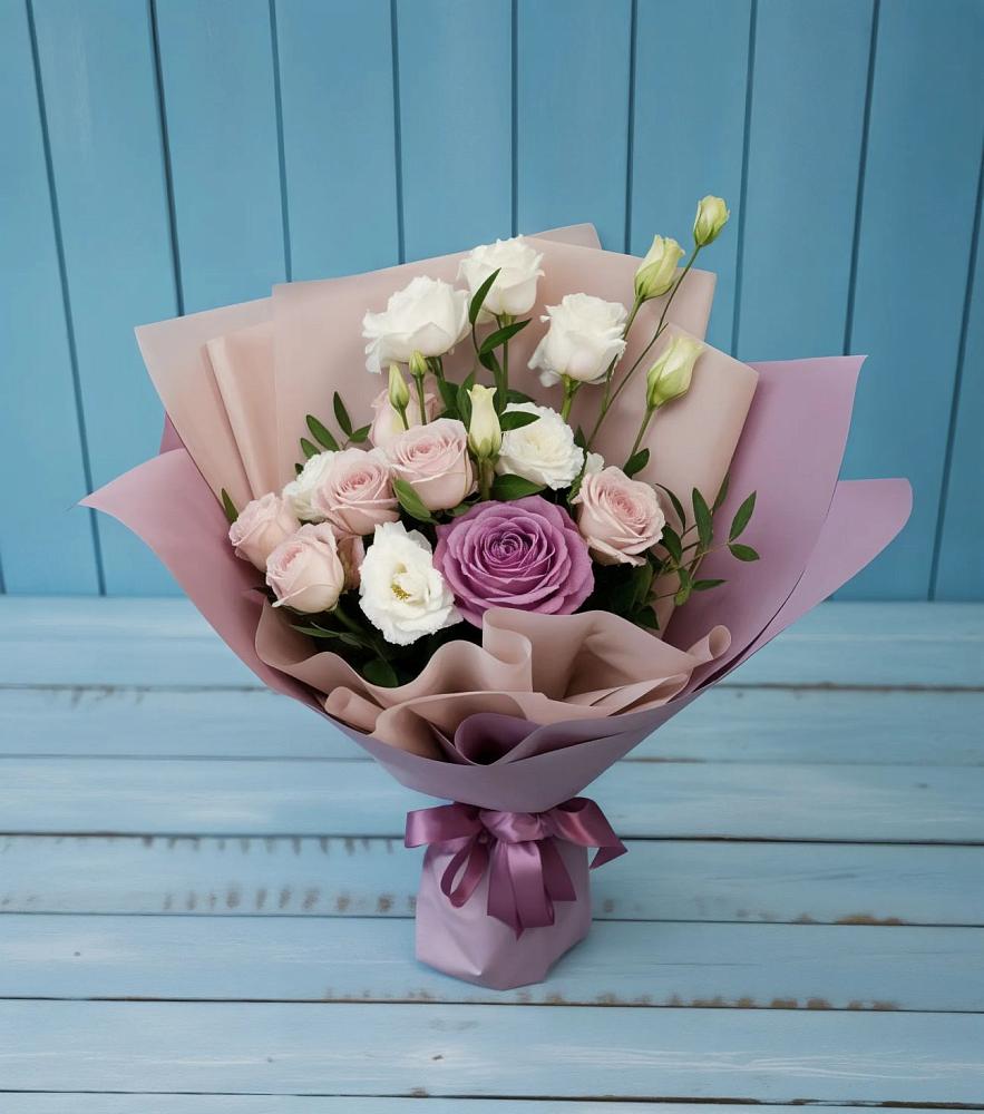 Букет цветов из: Розы и Лизиантусы в Змейке