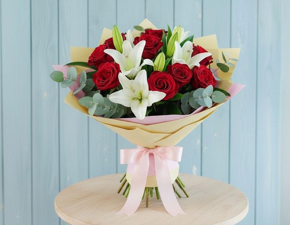 Букет цветов из: Лилии и Розы в Змейке