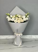 Букет цветов из:  Розы и Лизиантусы в Змейке